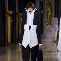 Fashion show koleksi busana Haute Couture Spring/Summer 2022 dari desainer Belanda Viktor & Rolf. Dok. Getty Images/Kristy Sparow.