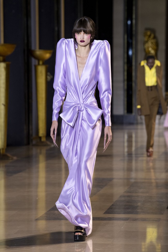 Fashion show koleksi busana Haute Couture Spring/Summer 2022 dari desainer Belanda Viktor & Rolf. Dok. Getty Images/Kristy Sparow.