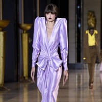 Fashion show koleksi busana Haute Couture Spring/Summer 2022 dari desainer Belanda Viktor & Rolf. Dok. Getty Images/Kristy Sparow.