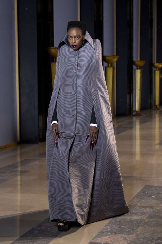 Fashion show koleksi busana Haute Couture Spring/Summer 2022 dari desainer Belanda Viktor & Rolf. Dok. Getty Images/Kristy Sparow.