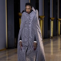 Fashion show koleksi busana Haute Couture Spring/Summer 2022 dari desainer Belanda Viktor & Rolf. Dok. Getty Images/Kristy Sparow.