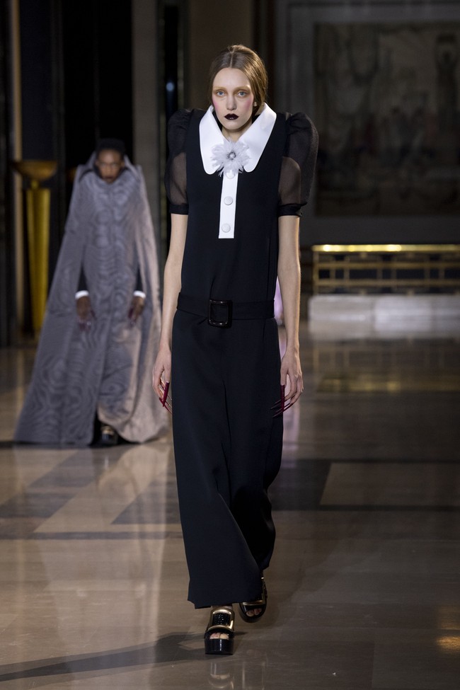 Fashion show koleksi busana Haute Couture Spring/Summer 2022 dari desainer Belanda Viktor & Rolf. Dok. Getty Images/Kristy Sparow.