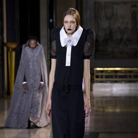 Fashion show koleksi busana Haute Couture Spring/Summer 2022 dari desainer Belanda Viktor & Rolf. Dok. Getty Images/Kristy Sparow.