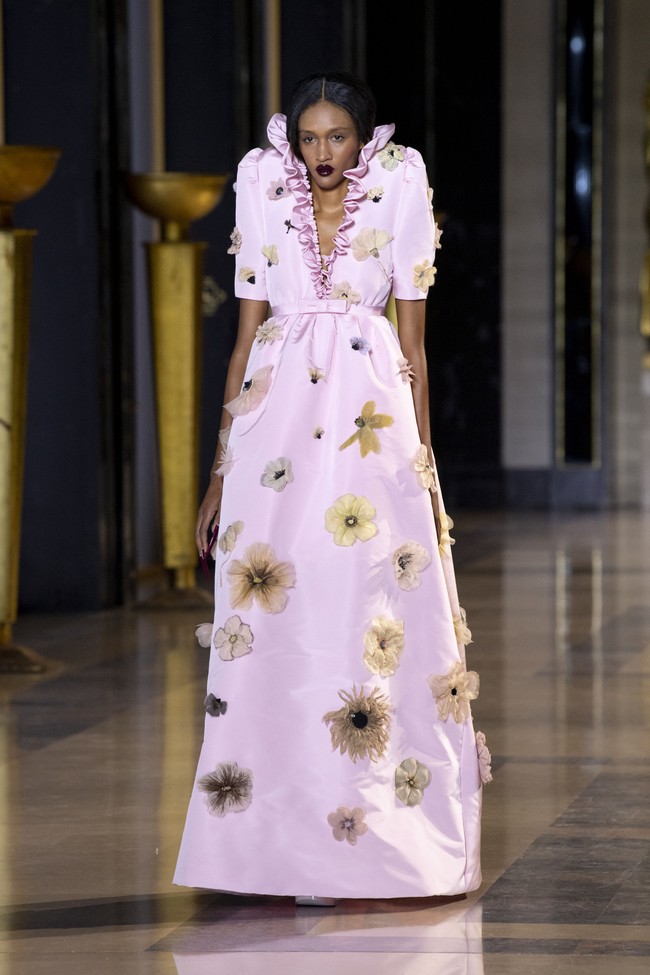 Fashion show koleksi busana Haute Couture Spring/Summer 2022 dari desainer Belanda Viktor & Rolf. Dok. Getty Images/Kristy Sparow.