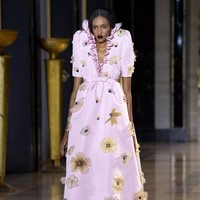 Fashion show koleksi busana Haute Couture Spring/Summer 2022 dari desainer Belanda Viktor & Rolf. Dok. Getty Images/Kristy Sparow.