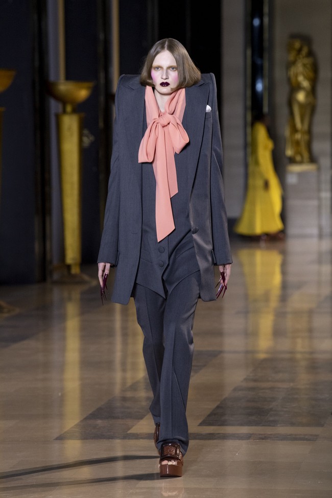 Fashion show koleksi busana Haute Couture Spring/Summer 2022 dari desainer Belanda Viktor & Rolf. Dok. Getty Images/Kristy Sparow.