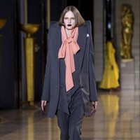 Fashion show koleksi busana Haute Couture Spring/Summer 2022 dari desainer Belanda Viktor & Rolf. Dok. Getty Images/Kristy Sparow.