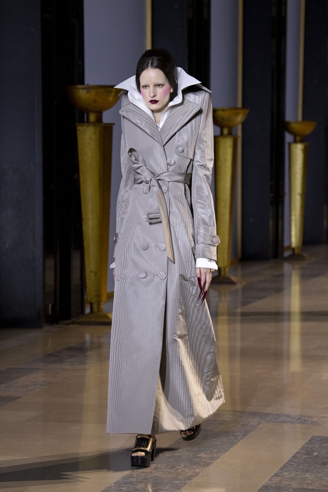 Fashion show koleksi busana Haute Couture Spring/Summer 2022 dari desainer Belanda Viktor & Rolf. Dok. Getty Images/Kristy Sparow.