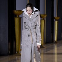 Fashion show koleksi busana Haute Couture Spring/Summer 2022 dari desainer Belanda Viktor & Rolf. Dok. Getty Images/Kristy Sparow.