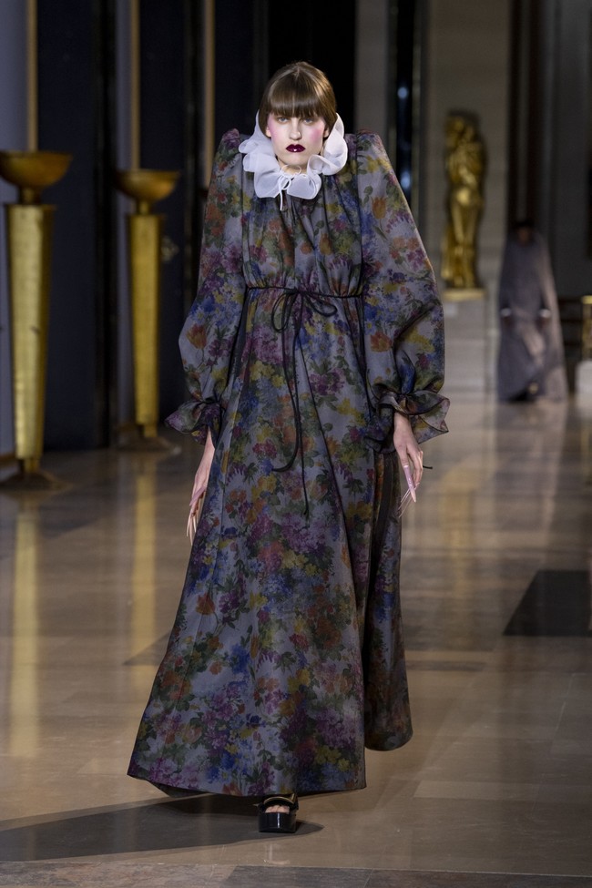 Fashion show koleksi busana Haute Couture Spring/Summer 2022 dari desainer Belanda Viktor & Rolf. Dok. Getty Images/Kristy Sparow.