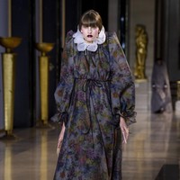 Fashion show koleksi busana Haute Couture Spring/Summer 2022 dari desainer Belanda Viktor & Rolf. Dok. Getty Images/Kristy Sparow.