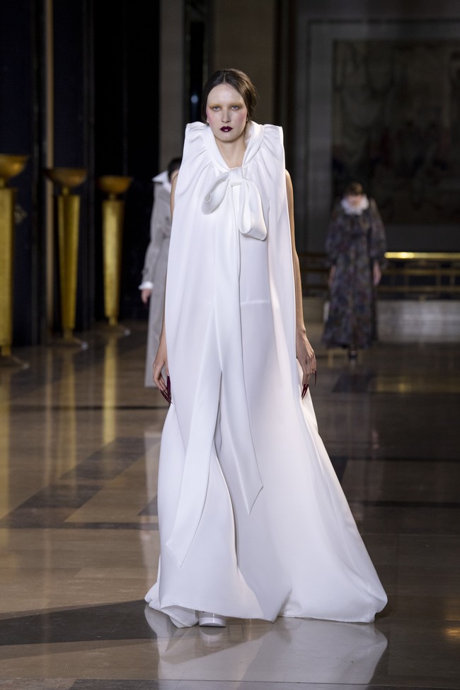 Fashion show koleksi busana Haute Couture Spring/Summer 2022 dari desainer Belanda Viktor & Rolf. Dok. Getty Images/Kristy Sparow.