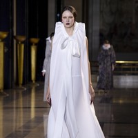 Fashion show koleksi busana Haute Couture Spring/Summer 2022 dari desainer Belanda Viktor & Rolf. Dok. Getty Images/Kristy Sparow.