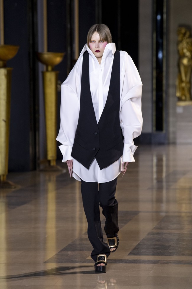 Fashion show koleksi busana Haute Couture Spring/Summer 2022 dari desainer Belanda Viktor & Rolf. Dok. Getty Images/Kristy Sparow.