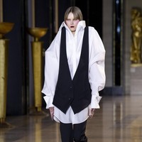 Fashion show koleksi busana Haute Couture Spring/Summer 2022 dari desainer Belanda Viktor & Rolf. Dok. Getty Images/Kristy Sparow.