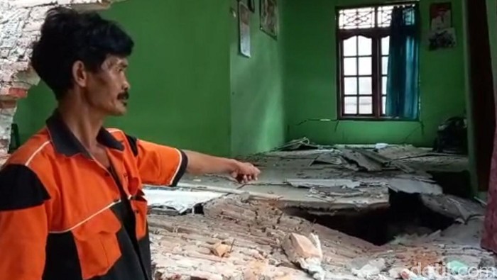 Warga menunjukkan rumah yang rusak akibat tanah gerak di Desa Dermasuci, Tegal, Senin (14/2/2022).