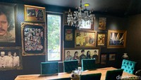 Restoran tersebut didominasi warna hitam dan yang menarik adalah seluruh dinding di sana dihiasi dengan poster dan foto-foto perjalanan Dewa 19. Foto: detikcom/Riska Fitria