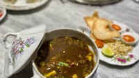 Seperti Rawon Picisan, Sate Kambing Satu Hati, Ayam Bakar Cemburu, Sop Buntut Restoe Boemi dan lainnya. Foto: detikcom/Riska Fitria