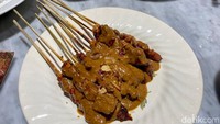 Ada yang menarik perhatian, yakni menu Sate Ayam Estianty yang menggunakan nama mantan istrinya. Menu sate ini enak disantap pakai lontong. Foto: detikcom/Riska Fitria