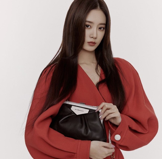 Wanita kelahiran 12 September 1997 itu debut sebagai vokalis Legal High, grup jebolan acara survival The Next Top Bang. Sayangnya, grup tersebut berhenti promosi. Yiyang akhirnya mencoba peruntungannya di acara survival Produce Camp pada 2020. Foto: dok. Instagram @lt_xuyiyang