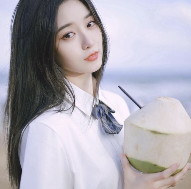 Xu Yiyang kembali digosipkan pacaran dengan Tao eks EXO. Rumor tersebut telah dibantah Tao pada 2020. Namun, mantan personel EXO itu diduga memakai fotonya dan Yiyang sebagai foto profil WeChat. Foto: dok. Instagram @lt_xuyiyang