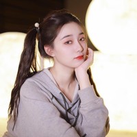 Dalam siaran langsung baru-baru ini, Tao menunjukkan ponselnya. Penggemar pun menyorot fotonya bersama wanita yang diduga Xu Yiyang saat berada di pantai. Foto: (Dok. Instagram @lt_xuyiyang)