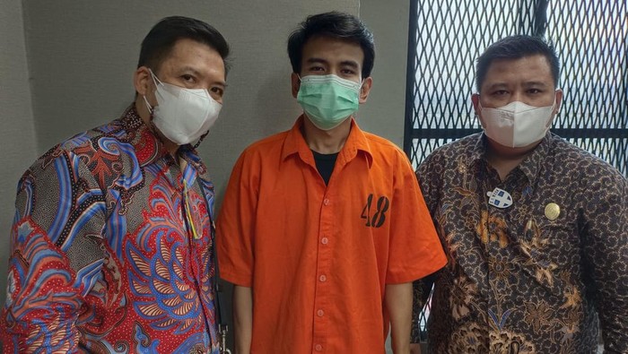 Adam Deni memakai baju tahanan Bareskrim Polri (Dok. Pengacara Adam Deni)