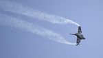 Aksi Akrobatik Pesawat di Singapore Airshow
