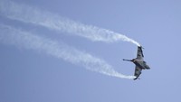 Pesawat tempur Angkatan Udara India (IAF) Tejas mengambil bagian dalam pertunjukan udara selama Singapore Airshow 2022.
