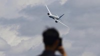 Boeing B777-9 berpartisipasi dalam fly-by selama Singapore Airshow 2022 di Changi Exhibition Centre di Singapura.