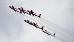 Aksi Akrobatik Pesawat di Singapore Airshow