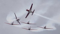 Tim Aerobatic Jupiter TNI AU tampil dalam pertunjukan udara selama Singapore Airshow 2022 di Changi Exhibition Centre di Singapura, Selasa, (15/2/2022).