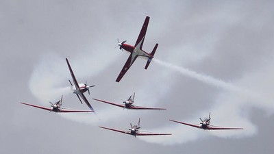 Aksi Akrobatik Pesawat di Singapore Airshow