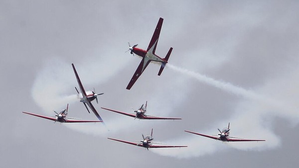 Aksi Akrobatik Pesawat di Singapore Airshow