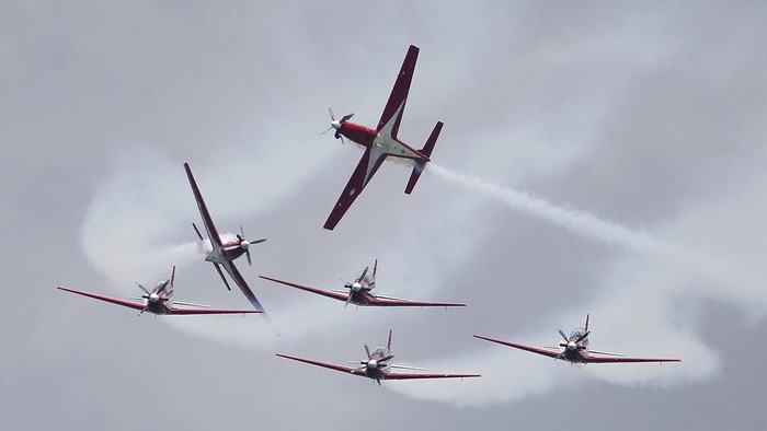 Aksi Akrobatik Pesawat di Singapore Airshow Indonesian Air Force's Jupiter Aerobatic Team takes part in an aerial display during the Singapore Airshow 2022 at Changi Exhibition Centre in Singapore, Tuesday, Feb. 15, 2022. (AP Photo/Suhaimi Abdullah)