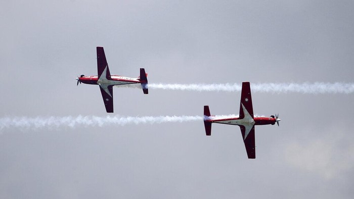 Aksi Akrobatik Pesawat di Singapore Airshow Indonesian Air Force's Jupiter Aerobatic Team takes part in an aerial display during the Singapore Airshow 2022 at Changi Exhibition Centre in Singapore, Tuesday, Feb. 15, 2022. (AP Photo/Suhaimi Abdullah)
