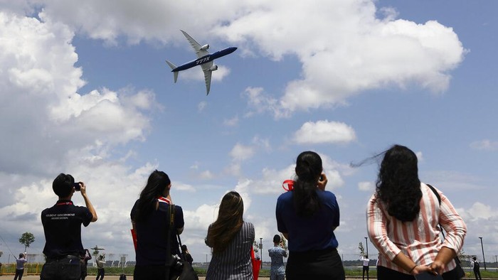 Aksi Akrobatik Pesawat di Singapore Airshow Indonesian Air Force's Jupiter Aerobatic Team takes part in an aerial display during the Singapore Airshow 2022 at Changi Exhibition Centre in Singapore, Tuesday, Feb. 15, 2022. (AP Photo/Suhaimi Abdullah)