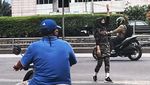 Aksi Perempuan Berseragam Loreng Atur Lalin di Gatsu