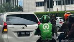 Aksi Perempuan Berseragam Loreng Atur Lalin di Gatsu