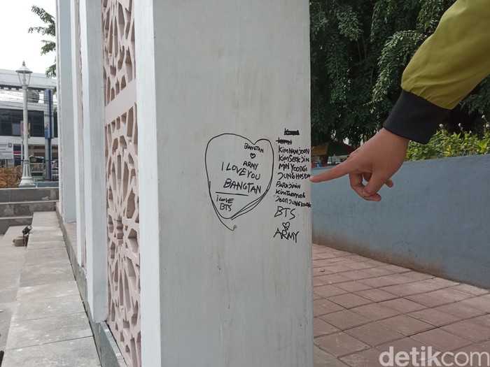 Alun-alun Kota Bekasi menjadi sasaran vandalisme. Sejumlah coret-coretan ditemukan di lokasi. (Fakhri F/detikcom)