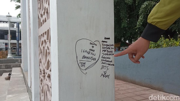 Alun-alun Kota Bekasi menjadi sasaran vandalisme. Sejumlah coret-coretan ditemukan di lokasi. (Fakhri F/detikcom)