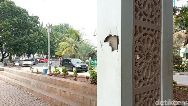 Alun-alun Kota Bekasi menjadi sasaran vandalisme. Sejumlah coret-coretan ditemukan di lokasi. (Fakhri F/detikcom)