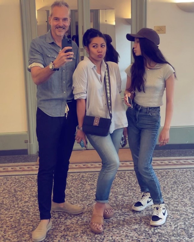 Anggun C Sasmi memang sudah lama tinggal di Perancis bahkan menjadi warga negara sana. Meski masih sering ke Indonesia, Anggun cukup terkenal berkarier di Eropa. Ini potretnya bersama suami dan anak.Foto: Instagram