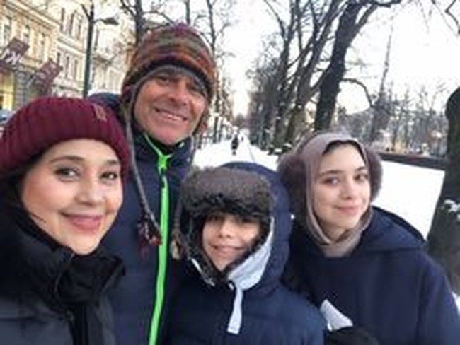 Artis lain yang pindah ke luar negeri setelah menikahi bule adalah Ayu Azhari. Ia bersama Mike Tramp dan anak-anak mereka belakangan lebih sering menghabiskan waktu di Denmark. Berikut potret kebersamaan mereka ketika menikmati musim dingin.Foto: Instagram