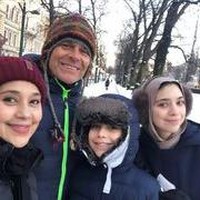 Artis lain yang pindah ke luar negeri setelah menikahi bule adalah Ayu Azhari. Ia bersama Mike Tramp dan anak-anak mereka belakangan lebih sering menghabiskan waktu di Denmark. Berikut potret kebersamaan mereka ketika menikmati musim dingin.Foto: Instagram