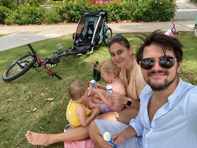 Artis lain yang pernah pindah ke Australia untuk ikut dengan suami adalah Marissa L Nasution. Wanita yang dikenal sebagai VJ MTV tersebut sempat menetap di sana setelah menikah dengan Warren Conrad. Namun kini ia dan keluarga tinggal di Singapura.Foto: Instagram