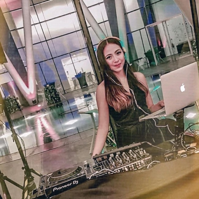 Sebelum menikah dengan pria asal Singapura, Nadia Vega sudah tinggal di luar negeri untuk belajar dan bekerja. Kini wanita yang dikenal sebagai aktris dan DJ tersebut masih tinggal di sana meski belakangan sedang liburan keliling Eropa.Foto: Instagram