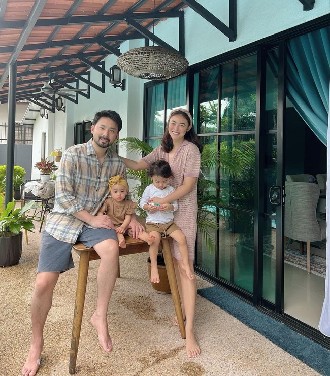 Model dan Miss Universe 2013, Wulandary, kini tinggal di negeri jiran, Malaysia. Ia menetap di sana setelah menikah dengan Nik Ibrahim meski sebelumnya sering bolak balik kedua negara. Di Instagram, Wulan terlihat menikmati waktunya mengurus dua anak dan memiliki sebuah bisnis kuliner.Foto: Instagram