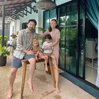 Model dan Miss Universe 2013, Wulandary, kini tinggal di negeri jiran, Malaysia. Ia menetap di sana setelah menikah dengan Nik Ibrahim meski sebelumnya sering bolak balik kedua negara. Di Instagram, Wulan terlihat menikmati waktunya mengurus dua anak dan memiliki sebuah bisnis kuliner.Foto: Instagram