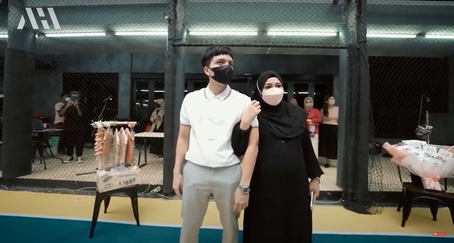 Tak menduga akan mendapatkan kejutan ketika sampai di kantornya, Aurel dan Atta pun tampak kaget. Mereka tidak menyangka jika ada kejutan lain untuk baby A yang sudah menanti. Foto: YouTube/AH